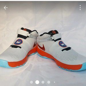 Nike boys 5.5 youth basketball sneakers